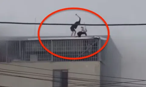 Chàng rể kể phút phá mái tôn cứu bố mẹ trong nhà 7 tầng bốc cháy