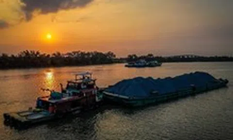 Ngày đêm trên sông, theo sà lan chở đá về vành đai 3 TP.HCM trong 'cơn sốt'