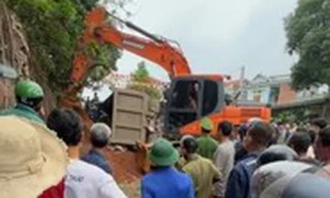 Xe đầu kéo lấn làn mất lái, lật đè bẹp ô tô con và xe máy, hai người tử vong