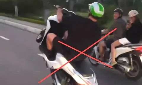 Nam thanh niên ngoại quốc 'bốc đầu' mô tô trên đường phố Đà Nẵng