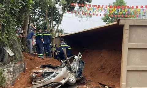 Lật xe tải, hai nữ tài xế tử vong