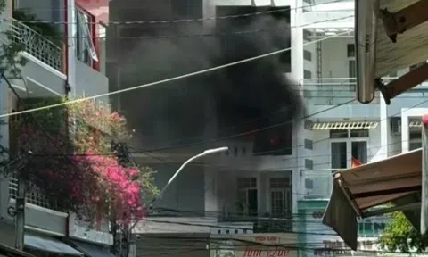 Cháy nhà 4 tầng giữa trung tâm Nha Trang