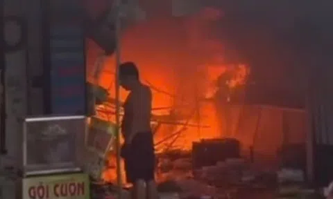 Cháy cửa hàng đồ nhựa ở TP.HCM, khu dân cư náo loạn