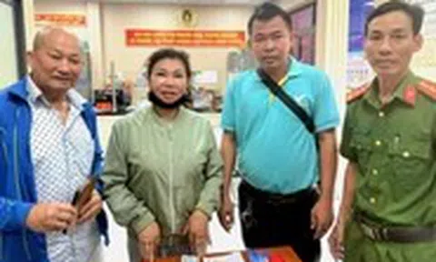 Công an hỗ trợ, hành khách nhận lại được túi xách có tài sản hơn 3 tỉ đồng để quên trên taxi