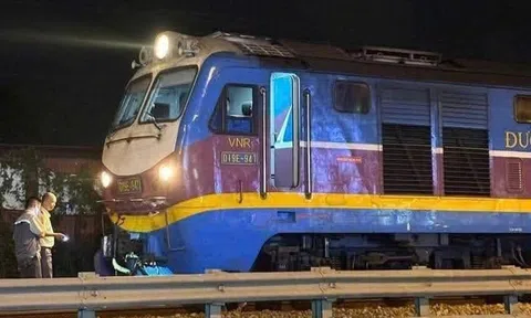 Tàu hỏa va chạm xe máy, hai người tử vong