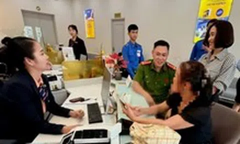 Ngân hàng gọi công an đến hỗ trợ giúp nữ khách hàng thoát bẫy lừa đảo nhận tiền đô từ nước ngoài