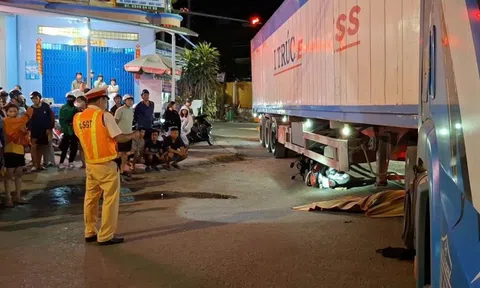 Xe máy bị cuốn gầm xe container, 2 người thương vong