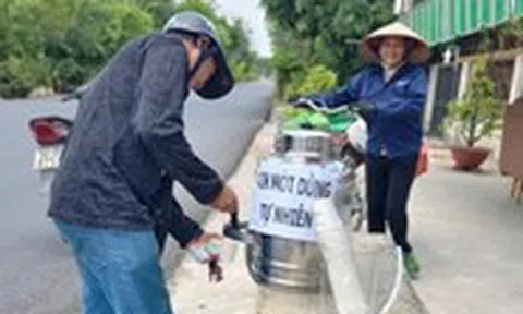 Bình trà đá 'Xin mời dùng tự nhiên' giữa trưa nắng làm mát lòng người đi đường