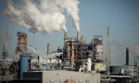 Giá dầu tăng 3% khi xung đột Iran leo thang với việc lực lượng Houthi tham gia