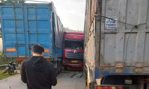 Va chạm liên hoàn 4 ôtô trên đường Hồ Chí Minh, giao thông ùn ứ