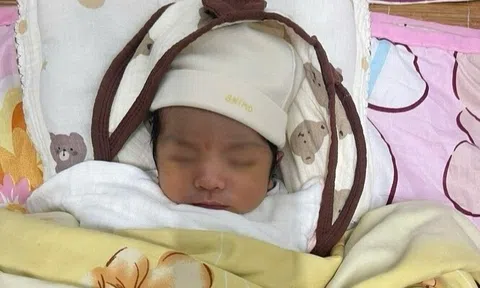 Bé trai 7 ngày tuổi bị bỏ rơi trước cửa nhà dân