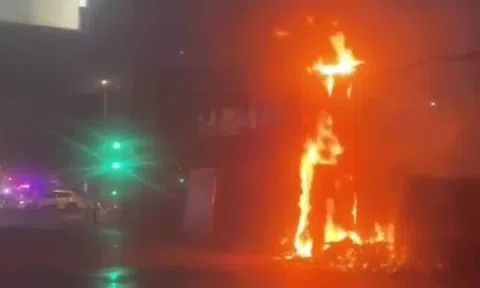 Cháy trụ điện giờ cao điểm, giao thông ùn ứ ở TP.HCM