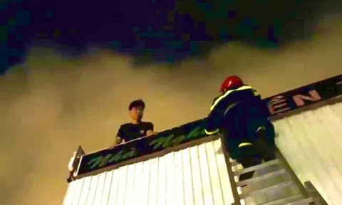 Giải cứu 6 người mắc kẹt trong vụ cháy nhà nghỉ 5 tầng ở TP.HCM