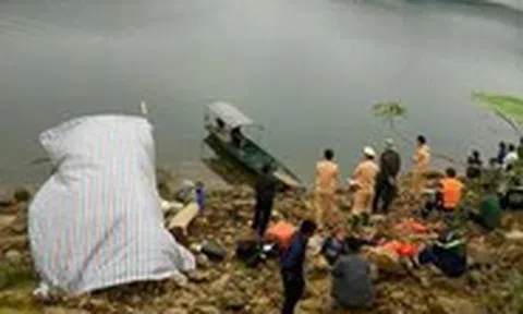 Lật thuyền do dông lốc ở Quảng Ninh, 2 người chết