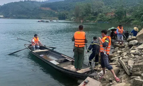 Lật thuyền đánh cá trên hồ thủy điện, hai vợ chồng tử vong