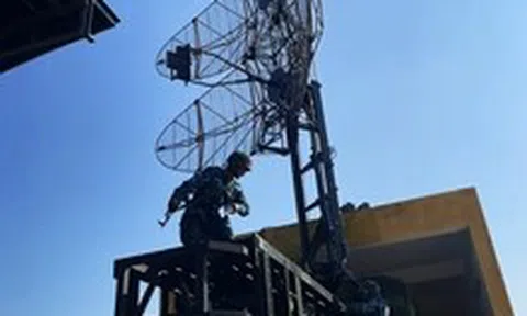 Bộ đội ra đa mở máy canh bầu trời Tổ quốc ở Quảng Ngãi