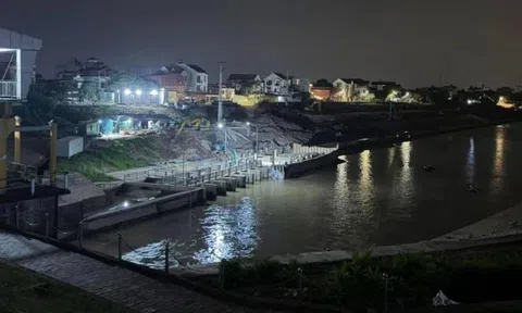 Trắng đêm tìm 3 mẹ con nghi gieo mình xuống sông Hồng