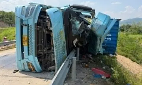 Container lấn làn tông xe máy, 3 người tử vong ở Đắk Lắk