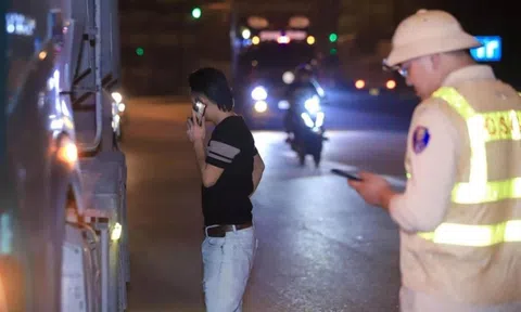 Bị CSGT tuýt còi, tài xế gọi điện liên tục 15 phút