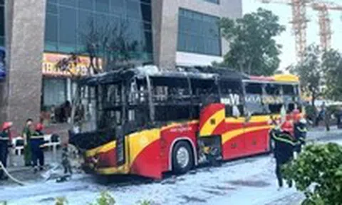 Xe khách giường nằm biển số TP.HCM cháy ở Nha Trang