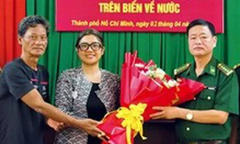 Bàn giao thuyền viên bị trôi dạt trên biển cho Tổng lãnh sự quán Indonesia