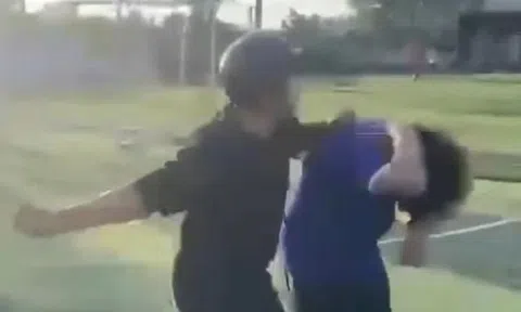 Xem clip con trai bị bạn đánh tới tấp, người mẹ lập tức báo công an