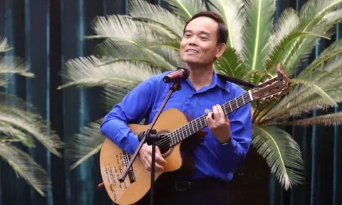 Bí thư Thành ủy TP.HCM ôm đàn, hát khi gặp gỡ thanh niên