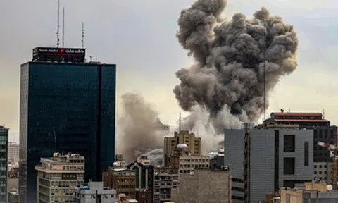 Ông Trump đe dọa tấn công các cây cầu và nhà máy điện của Iran