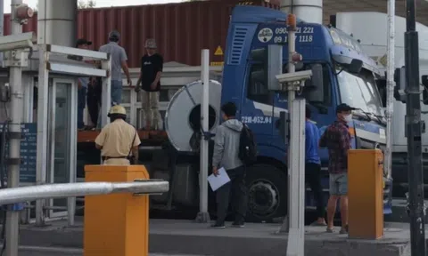 Hai cuộn thép đứt xích, rơi khỏi xe đầu kéo ở TP.HCM