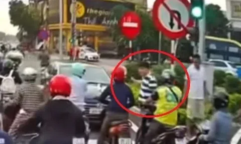 Tài xế xe máy bị hành hung vì chặn đầu ôtô đi ngược chiều