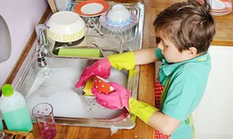 Bắt trẻ làm việc nhà quá sức ảnh hưởng đến việc học, vui chơi bị phạt tới 30 triệu đồng