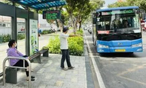 Miễn phí xe buýt, người dân mong không bị 'kẹt' ở trạm vì hàng rong