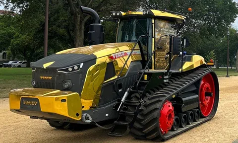 Tổng thống Donald Trump được tặng máy kéo dát vàng?