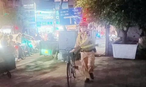 Dính nồng độ cồn, người đi xe đạp bỏ lại xe rồi rời đi