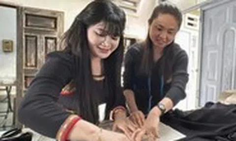 Cô gái Ê Đê đưa thổ cẩm từ buôn ra phố