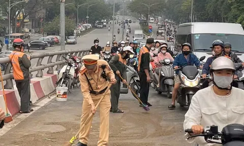 Vệt dầu loang dài 50 m khiến nhiều người đi đường trượt ngã