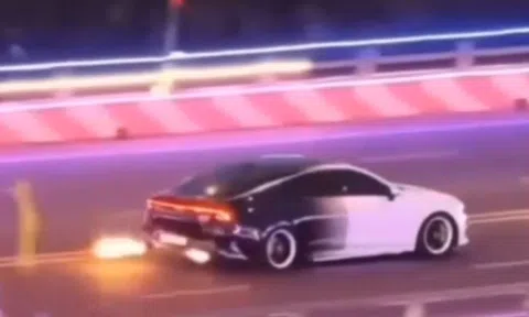 Ôtô 'nẹt pô phun lửa' gây xôn xao ở Đắk Lắk