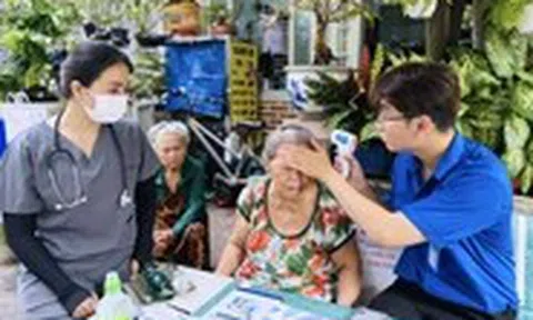 'Bác sĩ gia đình' phường Xuân Hoà đến tận nhà khám bệnh cho dân