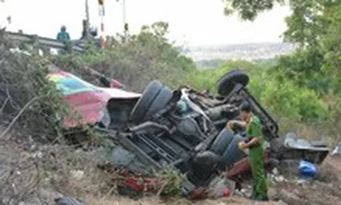 Xe khách chở nhiều thợ lặn gặp nạn ở Bình Thuận, 4 người chết tại chỗ, 12 người bị thương