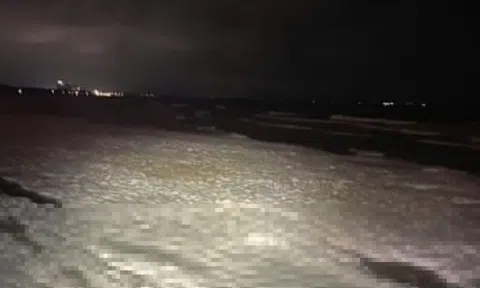 Biển Vũng Tàu nổi bọt trắng xóa