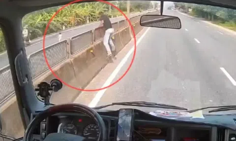 Tài xế liều lĩnh dừng xe giữa quốc lộ cứu bé gái