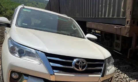 Tàu hỏa hất văng ôtô khỏi đường sắt