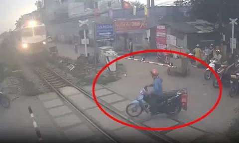 Suýt mất mạng khi băng qua đường tàu lúc tàu hỏa lao đến