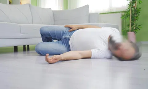 Người đàn ông 58 tuổi tử vong khi tắm, bác sĩ điểm mặt chỉ tên thói quen "bào mòn" sức khỏe nhiều người mắc phải