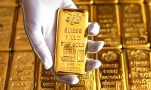 Một thế lực tung tiền "gom" hàng tấn vàng trong một ngày