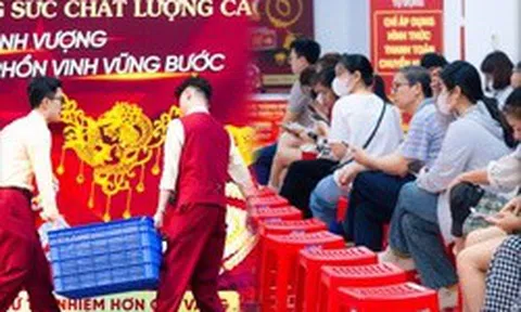 Ảnh, clip: Tình hình tại cửa hàng Bảo Tín Minh Châu sau thông tin khởi tố cựu Tổng giám đốc Công ty cùng con trai