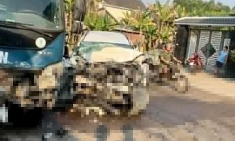 Ôtô nát đầu khi va chạm xe tải ở Đà Nẵng, một người tử vong