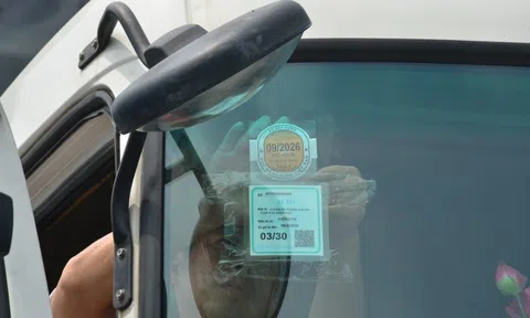 Sẽ bỏ dán tem kiểm định trên kính lái ôtô