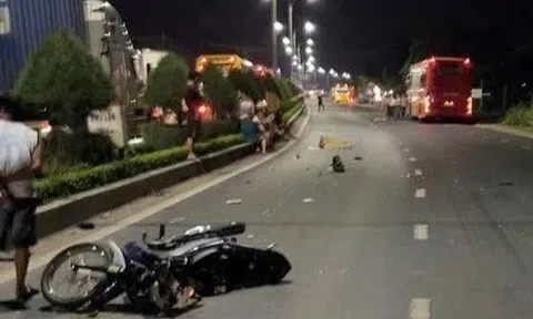 Đi xe máy ngược chiều trên quốc lộ, một người bị xe khách tông tử vong