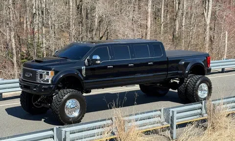 Chiếc bán tải Ford độc lạ giá 400.000 USD - 6 cửa, 11 người ngồi